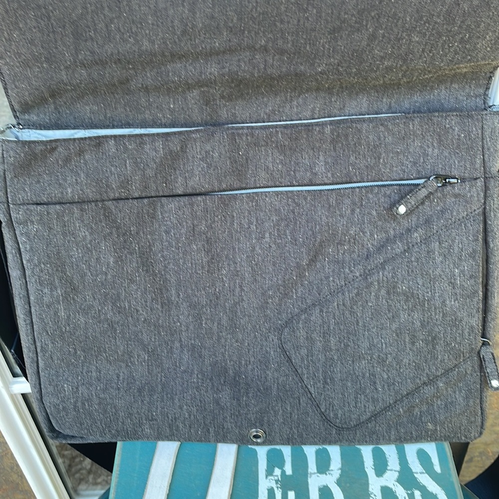 Incase Computer/Laptop Bag. - Picture 4 of 10
